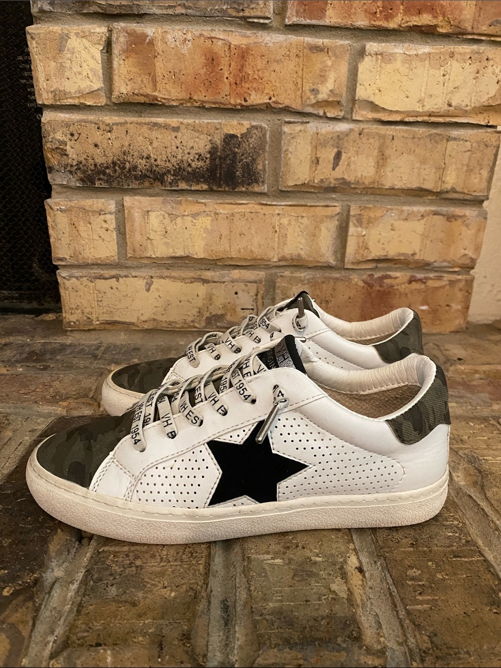 Vintage Havana "VH EST 1954" fashion sneakers!
